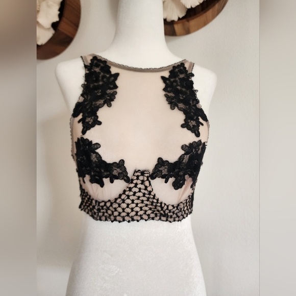 Victoria's Secret Longline Lace Black and Nude Floral Applique Bra size 34b - Picture 2 of 7